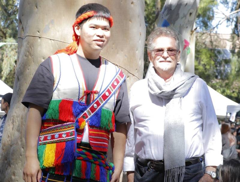 國際友人原民傳統服飾與臺灣多元族群文化表示讚賞