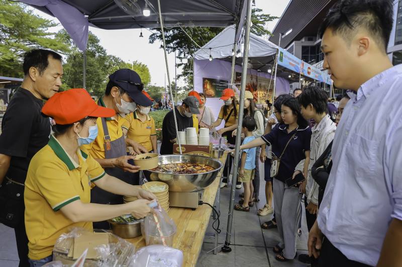民衆熱切排隊，在香氣四溢的市集中，用舌尖感受最真實的臺灣味—大腸麵線與麻辣臭豆腐