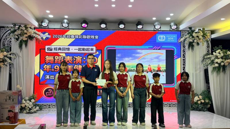 越南臺灣商會聯合總會太平分會會長鄭閎元（左3）頒發資助金予SOS育幼院兒童