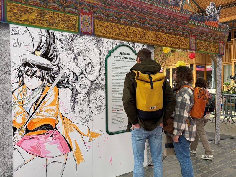 比利時布魯塞爾圖書博覽會日前落幕，文策院此次以多部法語出版作品參展，首次合作設立台漫展區。（文策院提供）