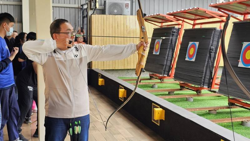 為迎接115年全國身心障礙國民運動會，新北市體育局31日在三重國民運動中心舉辦特教生射箭活動，市長侯友宜（前）也親自下場體驗。