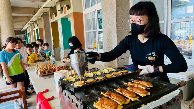 兒童節將至，馬公風櫃國小將鯛魚燒帶進校園，讓小朋友們一起開心享用。（馬公風櫃國小提供）