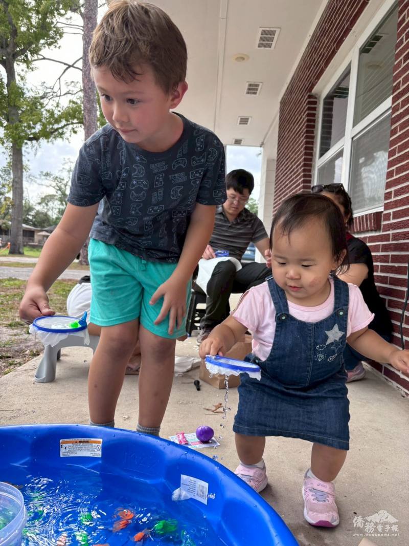 撈金魚考驗小朋友手眼協調度，難倒許多小朋友