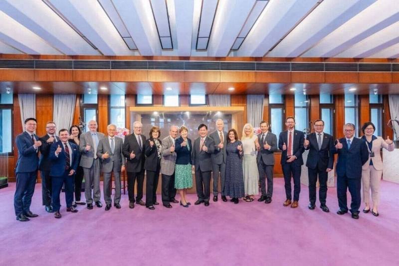 外交部長林佳龍30日午宴美國參議院跨黨派訪團，並與訪團成員合影。（外交部提供）