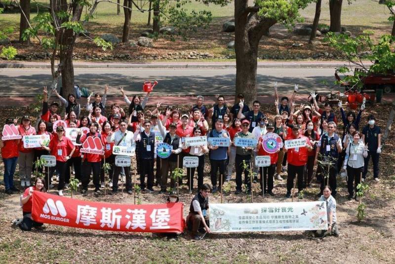 雪霸國家公園管理處30日與企業在汶水遊客中心簽署合作備忘錄（MOU），現場同步舉辦原生植物植栽研習營，種下100棵原生種植物，計劃將汶水園區打造為「原生植物園區」，成為戶外生態教室。（雪管處提供）