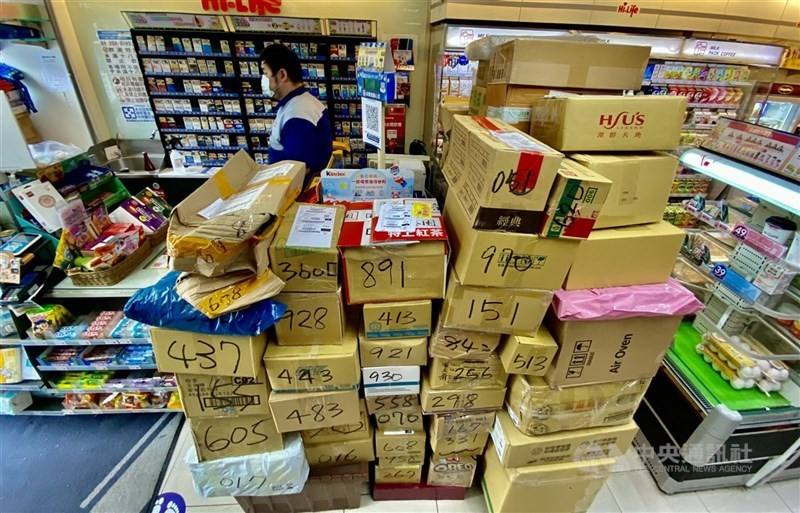 4大超商是政府阻詐重要夥伴，經濟部表示，去年4大超商爭議包裹受理件數達18.2萬件，退貨退款比率增至64.62%，今年力拚達到68%。（中央社檔案照片）