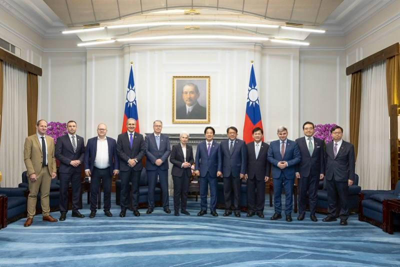 總統與「歐洲議會安全暨防衛委員會官方代表團」合影