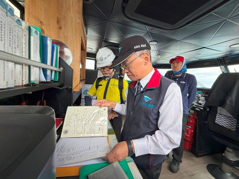 清明連假即將到來，交通部航港局規劃4月2日至7日啟動為期6天的海運疏運，總計將投入13條航線、開航1170航次。圖為航港局副局長劉志鴻（前）督導台東天王星21號情形。（航港局提供）