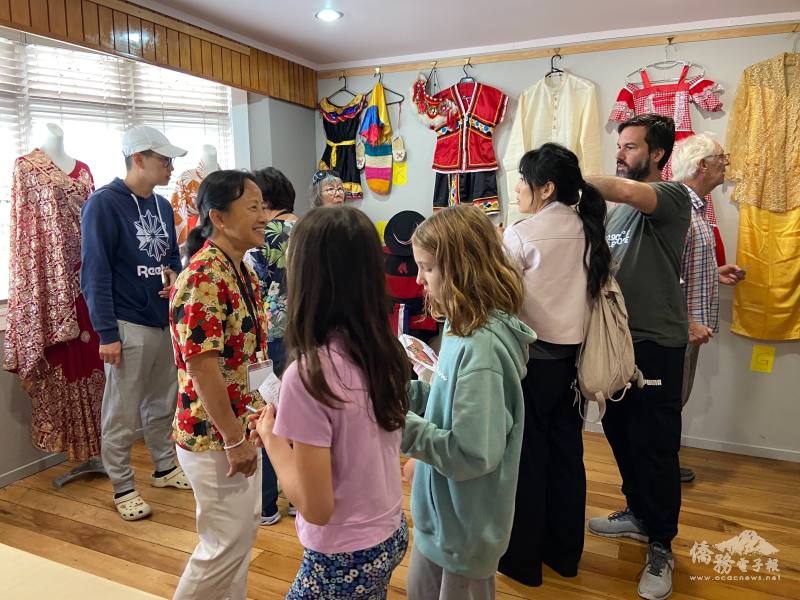 「世界服裝展」吸引各國親子互動