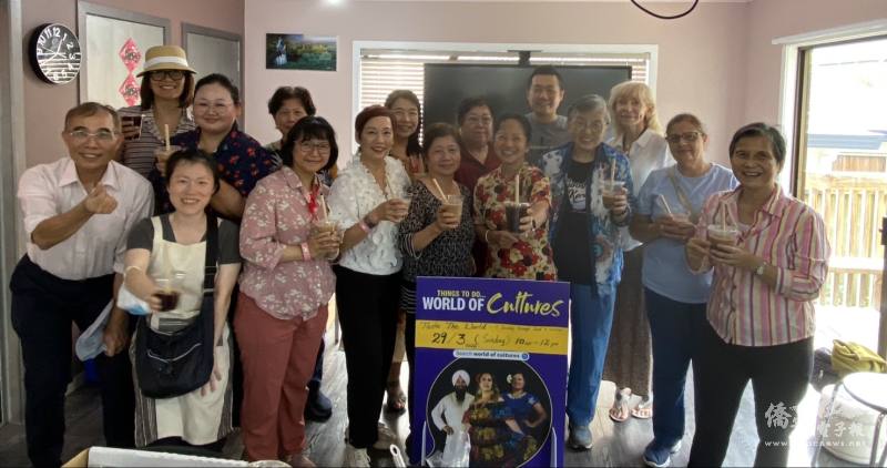 工作人員結束活動後，人手一杯珍珠奶茶一起合影