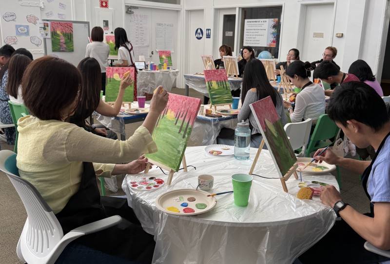 學員們認真創作。(主辦單位提供)