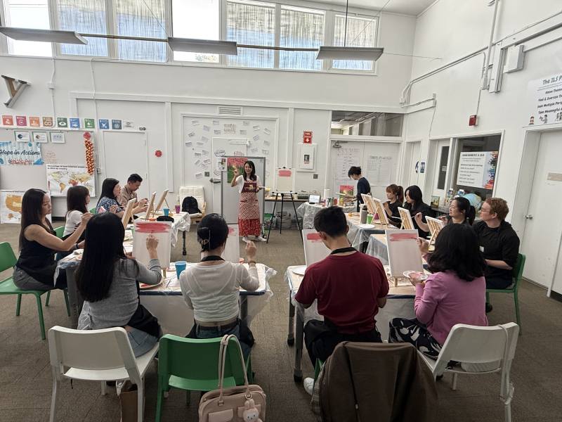 指導老師Ms. Angela (中)指導學員們逐步完成個人畫作。(主辦單位提供)