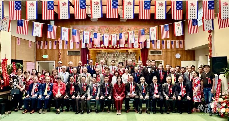 黃氏宗親們與現場賓客合照。主任鍾佩珍(前排右六)、主席黃勇華(前排右五)、
全美黃氏元老黃景彬(前排右四)、全美黃氏元老黃卓才(前排右三)、全美黃氏美西總長黃惠聰(前排右二)，全美黃氏美西副總長黃若愚(前排右一)、中華會館主席聶澤英(前排左七)、全美黃氏美西總長黃耀明(前排左六)，全美舊金山黃氏宗親會總會副主席黃勁宏(前排左五)，羅省黃氏宗親會副主席黃祖勝(前排左四)。