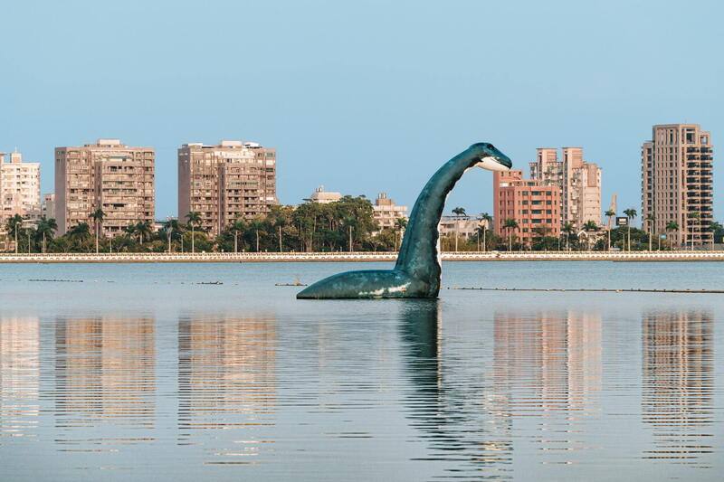 兒童節將至，高雄市政府將在衛武營推出「恐龍酷樂園」系列活動，9公尺高的大型史前巨獸出現在澄清湖面。（高雄市文化局提供）