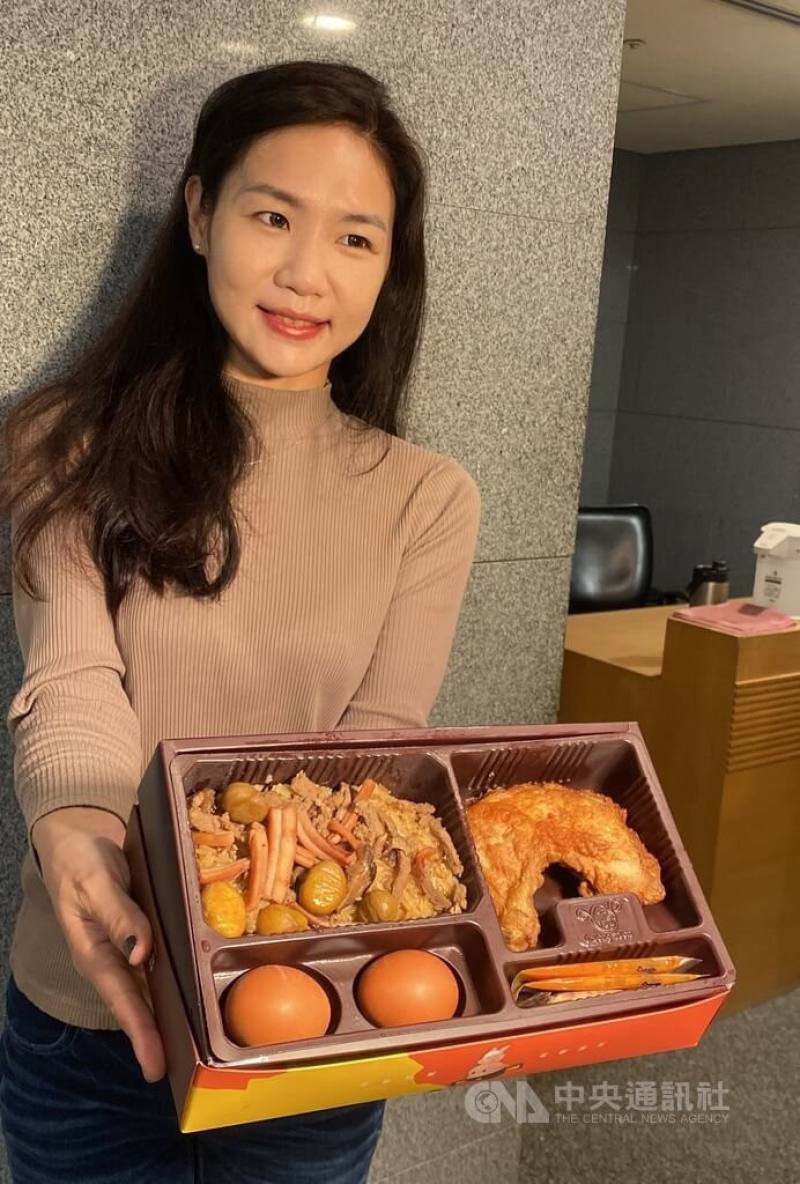 新北市民政局1日表示，為兼顧隱私與鼓勵生育，推出聯合婚禮新人一年內懷孕可獲「好孕彌月禮盒」政策，民國114年聯合婚禮共102對新人，至115年3月已有10對懷孕，顯示鼓勵生育政策初見成效。