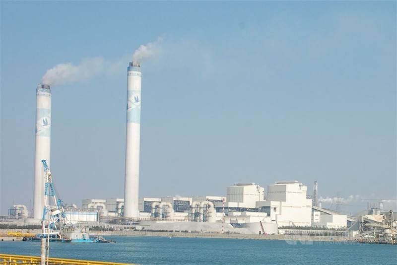 台塑表示，3月PE實際供應國內客戶不減反增；台塑化指出，中東情勢使原料短缺，僅1套乙烯廠運轉，雖然乙烯減產10%，但未減量供應下游3月需求量。圖為台塑六輕廠區。