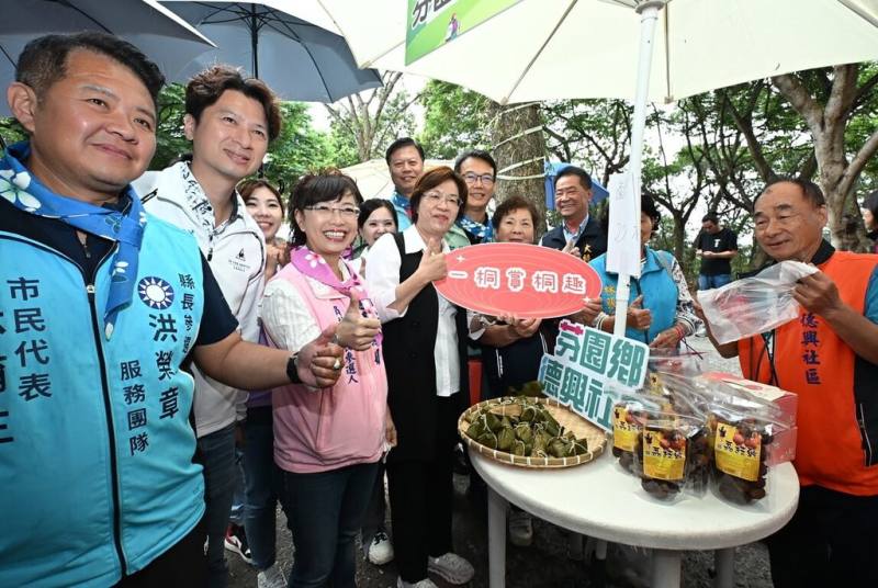 彰化縣政府攜手客家委員會，將自18日起至5月3日舉辦「2026桐花祭～美好彰化幸福桐遊」系列活動，彰化縣長王惠美（前左4）等人1日出席宣傳記者會，邀請民眾到八卦山脈賞桐花、體驗客庄文化。