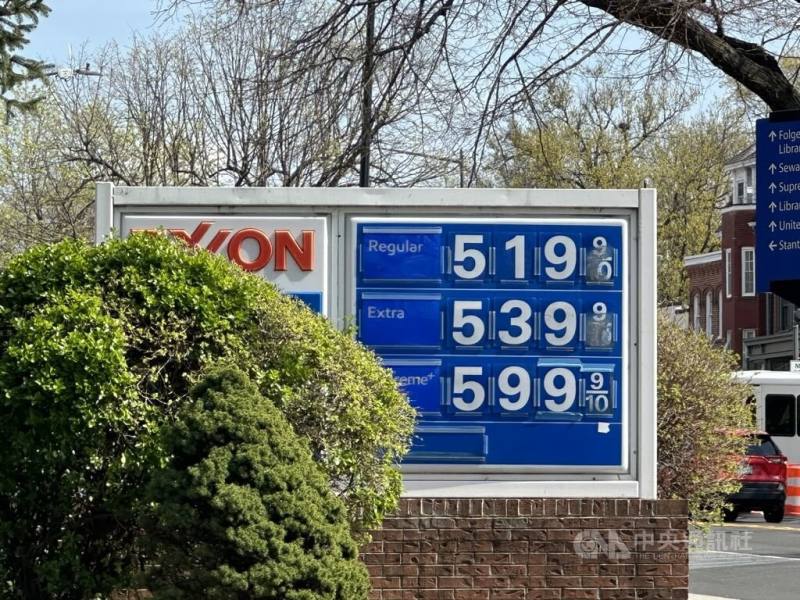 美國平均汽車零售油價每加侖已升破4美元，圖為首都華盛頓特區市中心一處加油站，各級汽油均超過5美元。