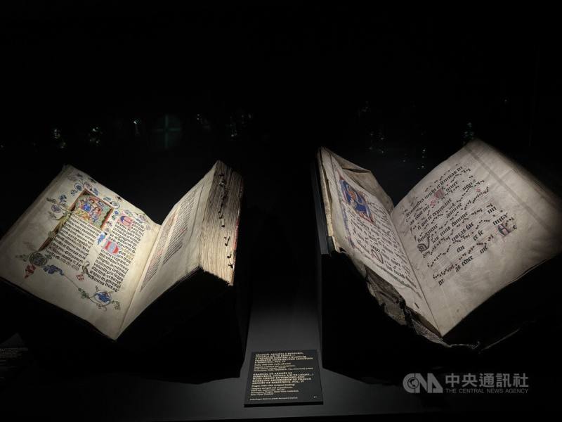 布拉格城堡近期推出「記憶的碎片：聖維特大教堂珍寶展」，並展出兩部禮儀書籍，分別是「彌撒經書」、「聖詠集」，這兩份捷克最珍貴的中世紀手稿之一。