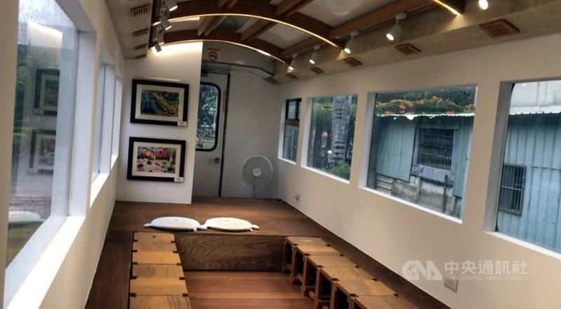 嘉義市林森國小改造阿里山林鐵退役客車廂，改造為「閱之森」圖書室，融入木都、畫都元素，化身為閱讀與特色學習空間。