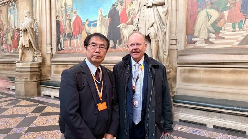 台南市長黃偉哲（左）日前訪問英國，會晤英國國會議員李納德（Lord Rennard）（右）並參訪當地國會。黃偉哲除感謝李納德長期挺台，也邀請他訪問台南。
