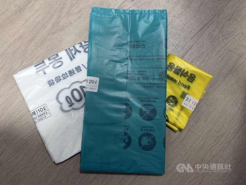 韓國為了防止民眾囤積專用垃圾袋，將考慮全國性限制每人購買數量。圖為韓國首爾西大門區一般垃圾、廚餘專用垃圾袋。