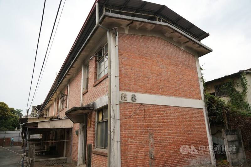 雲林縣政府自籌經費啟動歷史建築「稅務局（原稅捐稽徵處）職務宿舍」（圖）修復工程，全區7棟建築預計2027年底竣工，未來將規劃為「國際藝術創生基地」，讓在地與國際藝術家進駐交流，展現雲林文化實力。