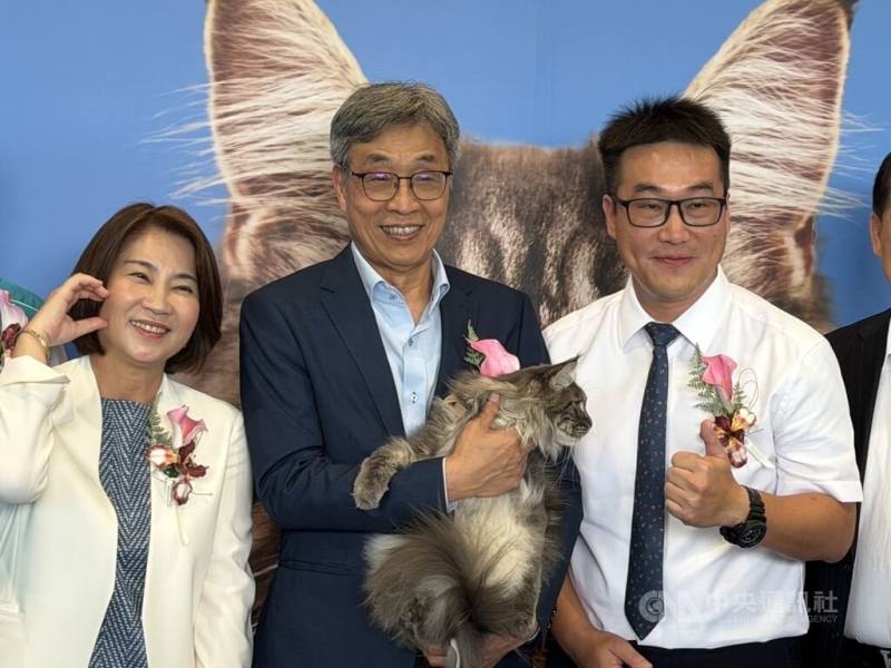 寵物品牌「愛貓一生」在屏東打造愛貓工廠，1日開幕，農業部長陳駿季（中）、屏東縣長周春米（左）、愛貓一生董事長王志遠（右）出席見證並合影。