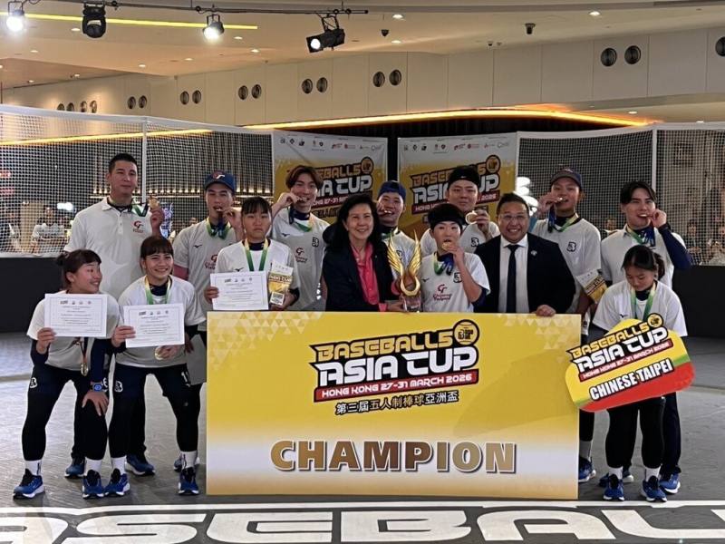 2026亞洲盃公開組5人制棒球賽在香港舉行，台灣隊31日在冠軍戰與日本交手，以4比5、2比1、5比4搶勝，順利抱回隊史第2冠，也取得世界盃5人制棒球賽門票。（中華民國棒球協會提供）