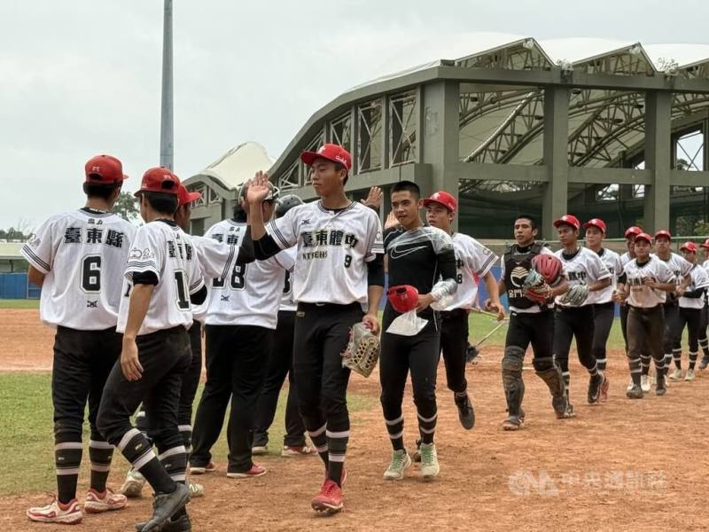 2026年U18東岸聯盟棒球錦標賽持續進行，台東體中白隊1日以8比3擊敗大理高中，拿下預賽2連勝，球員、教練賽後擊掌致意。