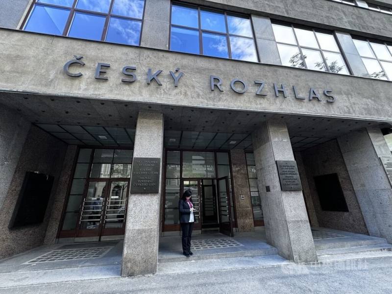 逾20位捷克主流媒體總編輯聯合發表聲明，批評總理巴比斯（Andrej Babiš）對記者的態度，並呼籲政治人物應尊重自由、獨立與具批判性的新聞報導。這些媒體總編來自包含捷克新聞通訊社（ČTK）、捷克廣播電台（Český rozhlas）等。圖為捷克廣播電台大樓。