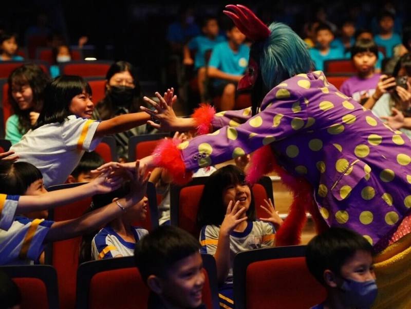 紙風車劇團經典之作「雞城故事」前進屏東演出，這也是紙風車屏東團首次挑戰15場連演，第一期與第二期團員合體，挑戰唱跳極限。