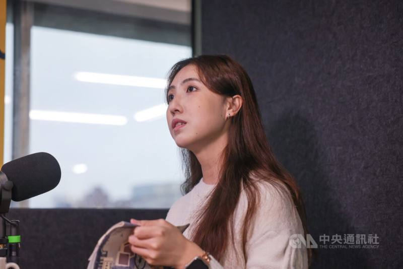 台語詩人温若喬近期出版台語詩集「日花閃爍」，更受邀至總統府分享台語魅力。温若喬說，希望藉此減輕大家學習母語的負擔與壓力，可以像她一樣「把台語文學回來」。