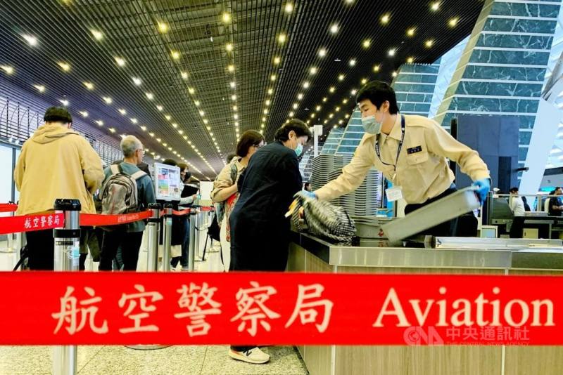 清明連假疏運期即將登場，航警局1日呼籲出境旅客，行動電源、打火機、電子煙及藍牙耳機勿託運，隨身行李攜帶液體量不得超過100毫升，以加速安檢作業。