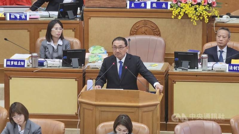 新北市長侯友宜（中）1日在市議會宣布，自8月31日起，全面推動公私立國中小學生免費營養午餐政策，與各縣市同步於開學上路，全市約32.3萬名學生受惠。