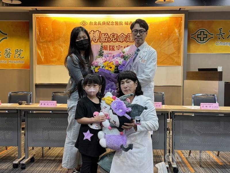 呂小姐產檢發現寶寶脊髓脊膜膨出（MMC），出生恐癱瘓。長庚團隊以內視鏡手術逆轉命運，比起傳統「開腹破宮」，微創技術降低子宮破裂風險，如今4歲半小女孩能跑能跳，成國內首例，林口長庚1日舉行記者會分享，盼帶給產檢異常家庭新選擇。