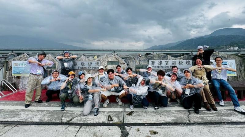 台灣師範大學地球科學系與日本關西學院大學合作推動國際野外課程，帶領台灣和日本學生考察花東縱谷與海岸山脈。