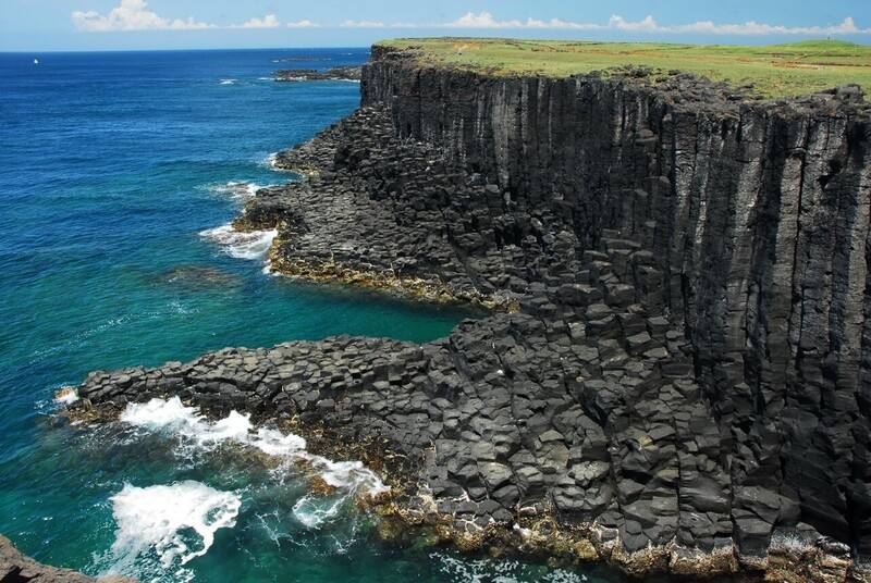 內政部國家公園署海洋國家公園管理處今年推出「砌嶼不凡」澎湖南方四島國家公園空間構築徵選計畫，除提供6處場域作為設計標的參考，也鼓勵參賽者實際登島探查。圖為東吉漁港一景。（海洋國家公園管理處提供） 中央社　115年3月31日