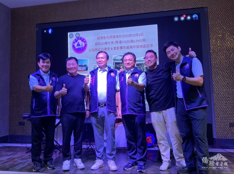 理事長張慶煌(左3)帶領慈善委員，感謝鄉親愛心力挺公益善舉。