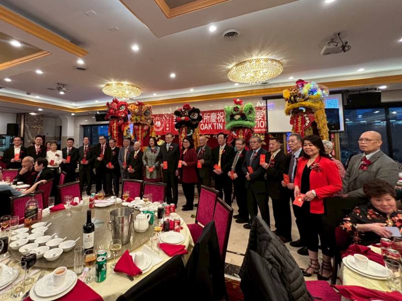 嘉賓與僑社幹部餵舞獅紅包