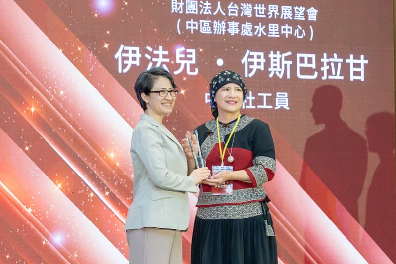 副總統頒發特殊貢獻獎及資深敬業獎予獲獎人