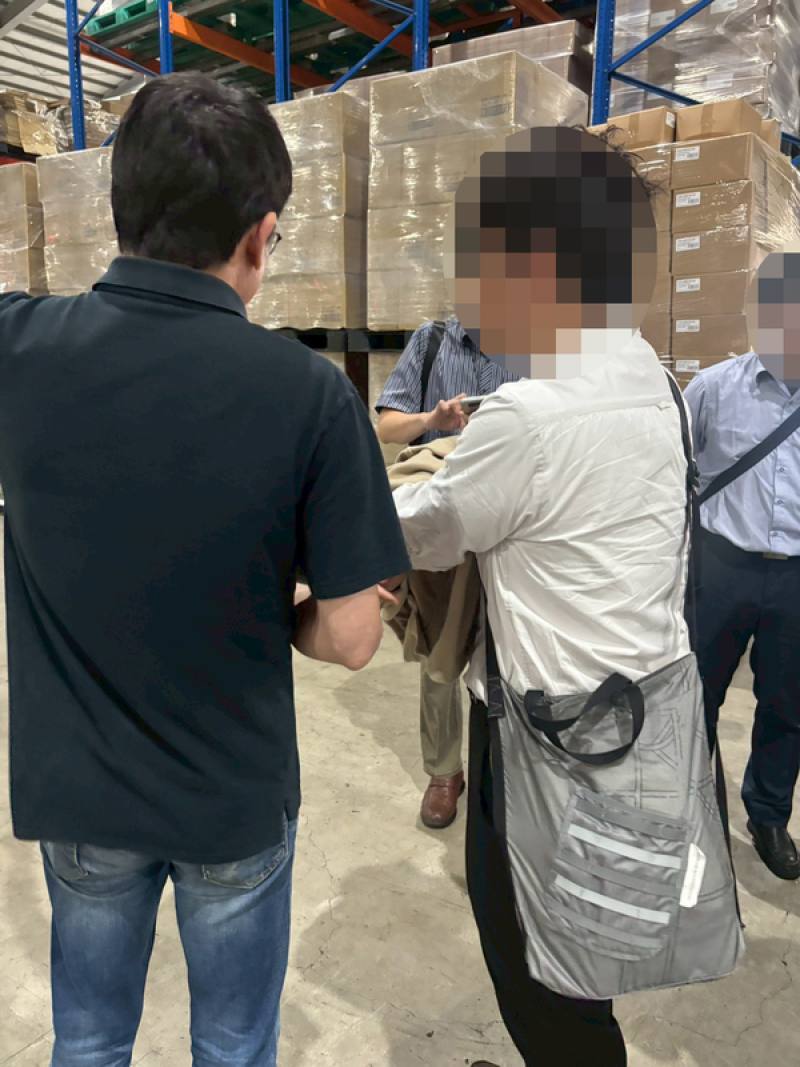 為防範業者藉中東戰事不法囤積塑料原料、製品或哄抬價格，由法務部召集跨部會的「物價聯合稽查小組」31日執行稽查，被稽查業者為塑膠袋製造商與盤商，廠址分布桃園、雲林、高雄地區。（法務部提供）