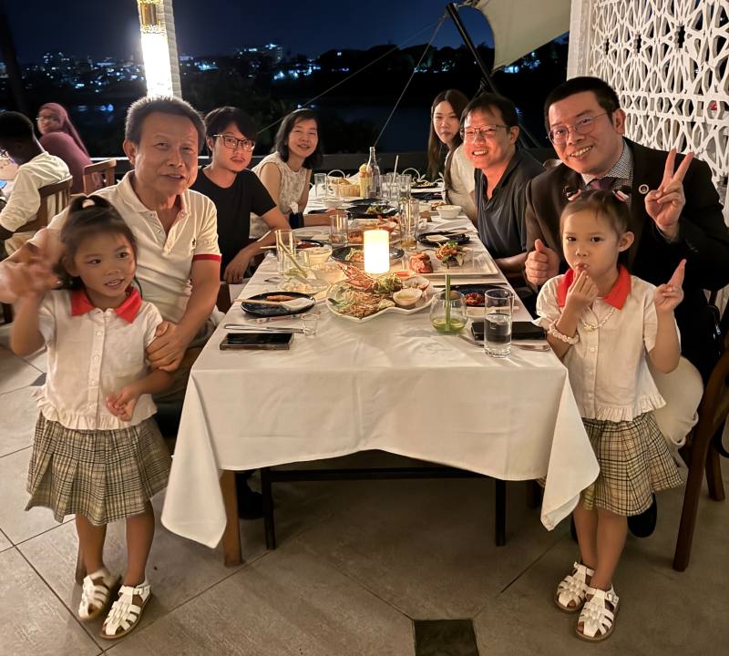 僑臺商企業TWAWEZA公司總經理邱垂弘(左2)等僑民感謝詹前校積極走訪肯亞第二大城蒙巴薩，餐敘席間說明當地僑臺商企業經營概況與僑民生活情形