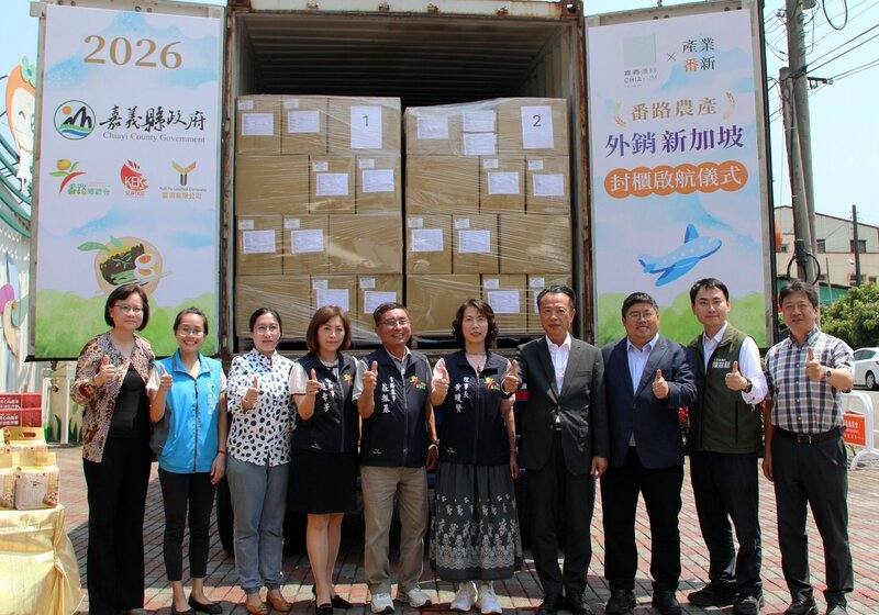 嘉義縣番路鄉農會與新加坡「米其林指南」推薦餐廳合作，以阿里山青心烏龍茶拉麵入菜，開發多款創新料理，農會31日舉辦外銷新加坡封櫃儀式，縣長翁章梁（右4）等人見證。（嘉義縣政府提供）
