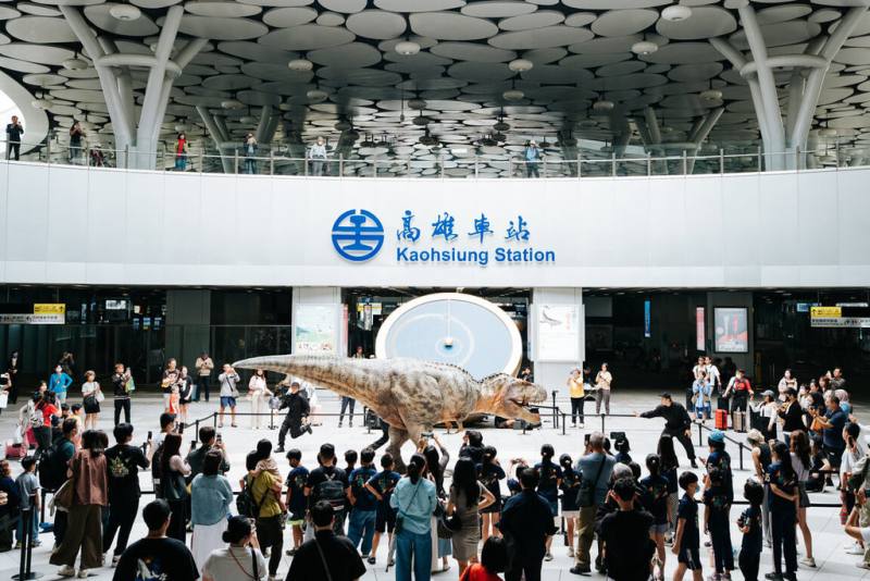 高雄市政府1日在高雄車站舉辦恐龍快閃活動，日本擬真恐龍團隊DINO-A-LIVE現身演出，吸引往來民眾駐足圍觀。