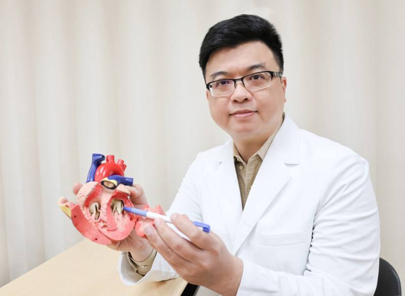 國泰醫院心血管中心心臟內科主治醫師蘇彥伯（圖）1日指出，「二尖瓣逆流」是高齡者常見的退化性瓣膜疾病之一，千萬不可輕忽，這類病變若未妥善處理，將顯著增加心衰竭住院率及死亡風險。