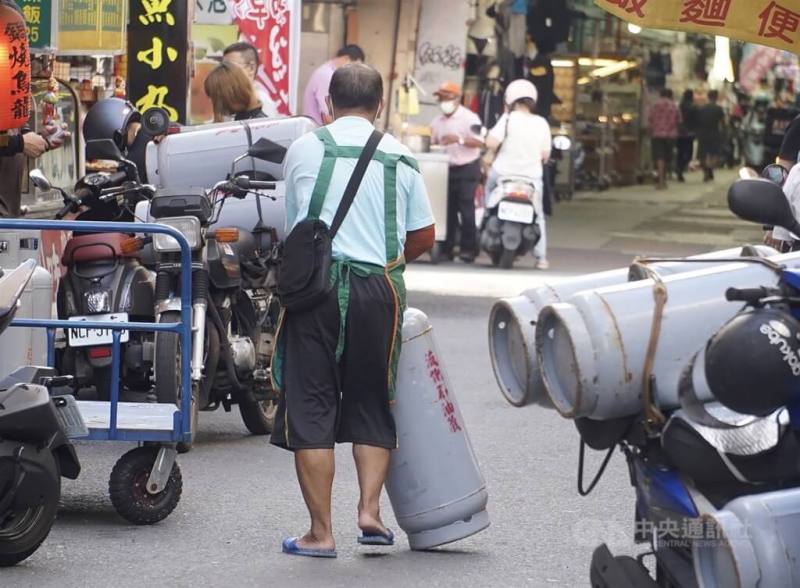 圖為高雄桶裝瓦斯業者送瓦斯到新興夜市店家。