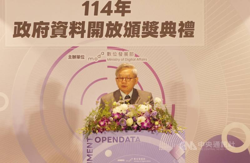 數發部1日舉辦「114年政府資料開放頒獎典禮」，行政院政委兼國科會主委吳誠文表示，隨著人工智慧（AI）快速發展，台灣正積極布局主權AI，政府資料為支撐AI訓練與應用發展的重要基礎。