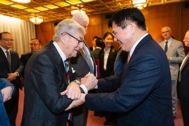 外交部長林佳龍（右）3月31日午宴歡迎英國上議員羅根勳爵（Lord Rogan）（左）所率領的「台英國會小組」（APPG）訪問團一行。