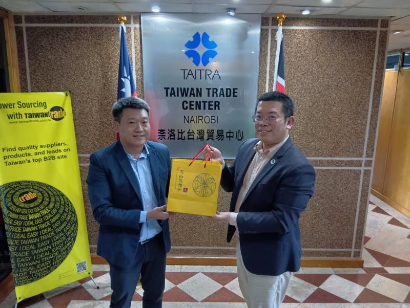 林慶鑫(左)歡迎詹前校到訪，說明奈洛比台灣貿易中心業務內容、服務轄區，以及協輔僑界辦理急難救助實際案例